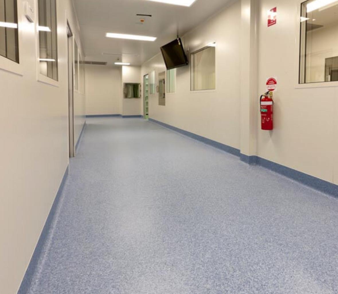 Piso hospitalar em corredor de hospital