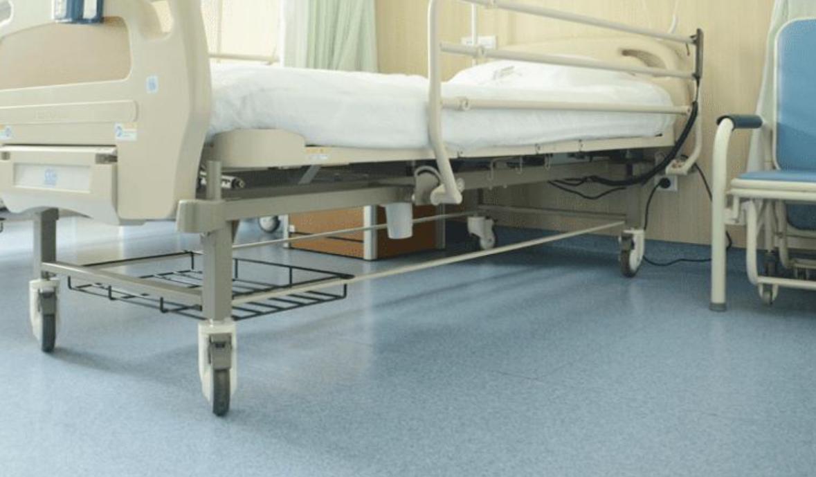 Piso hospitalar em quarto com leito