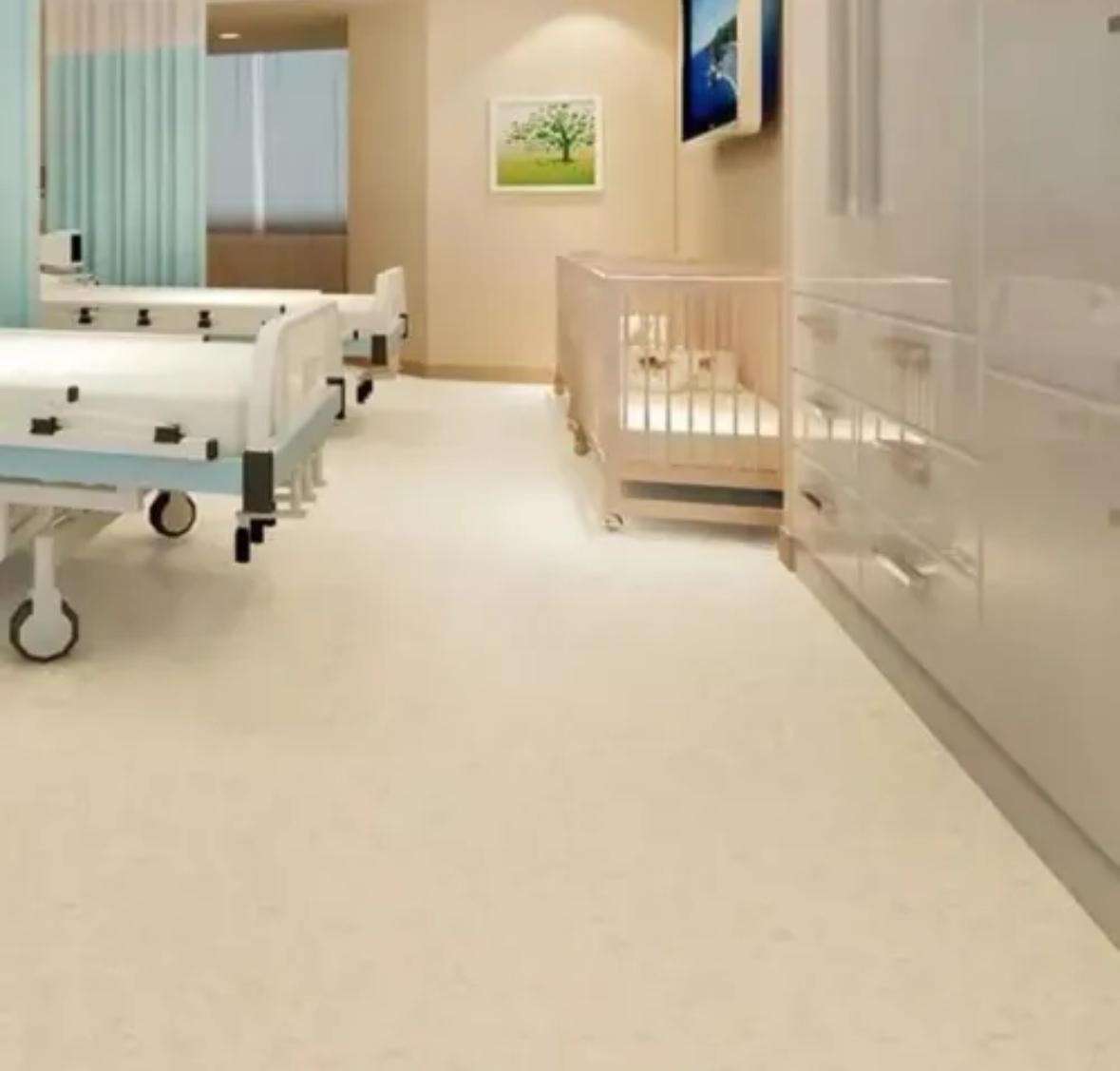 Piso hospitalar em quarto de internação