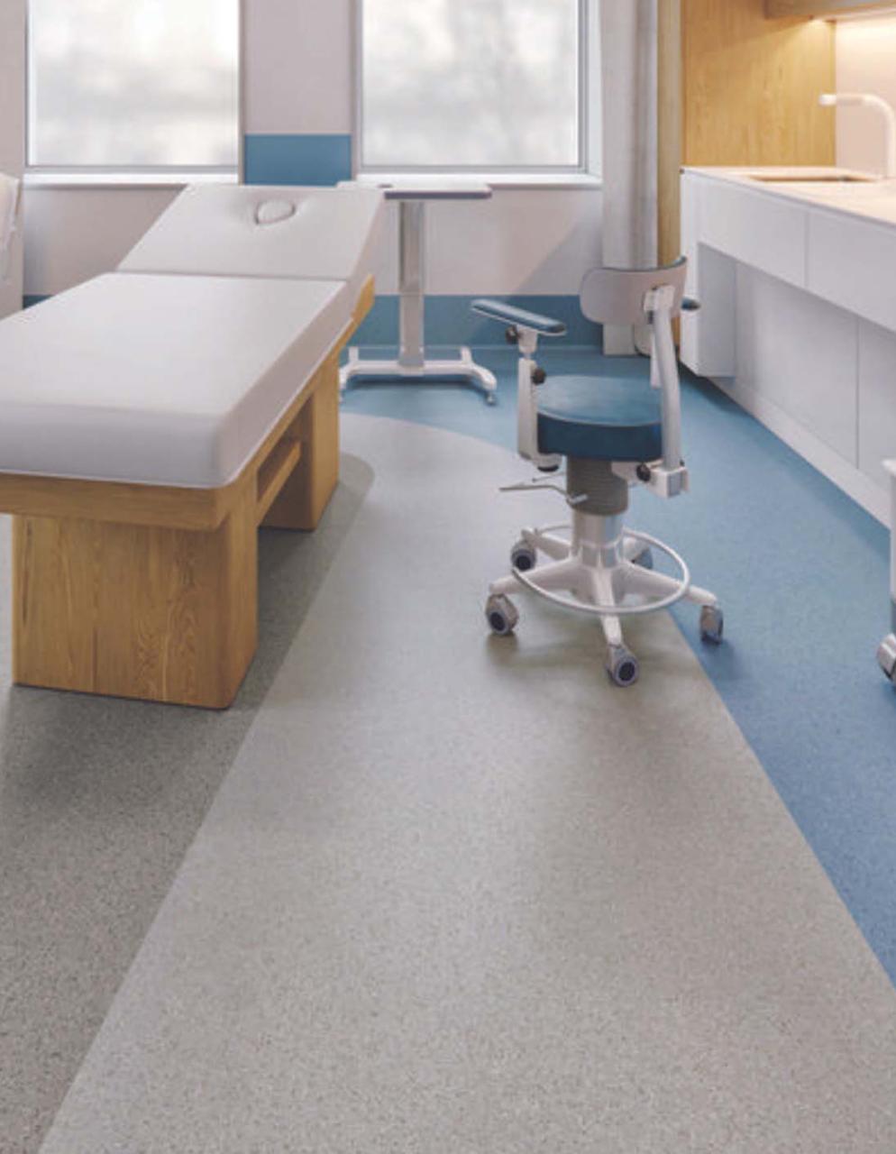 Piso hospitalar em clínica com área de atendimento