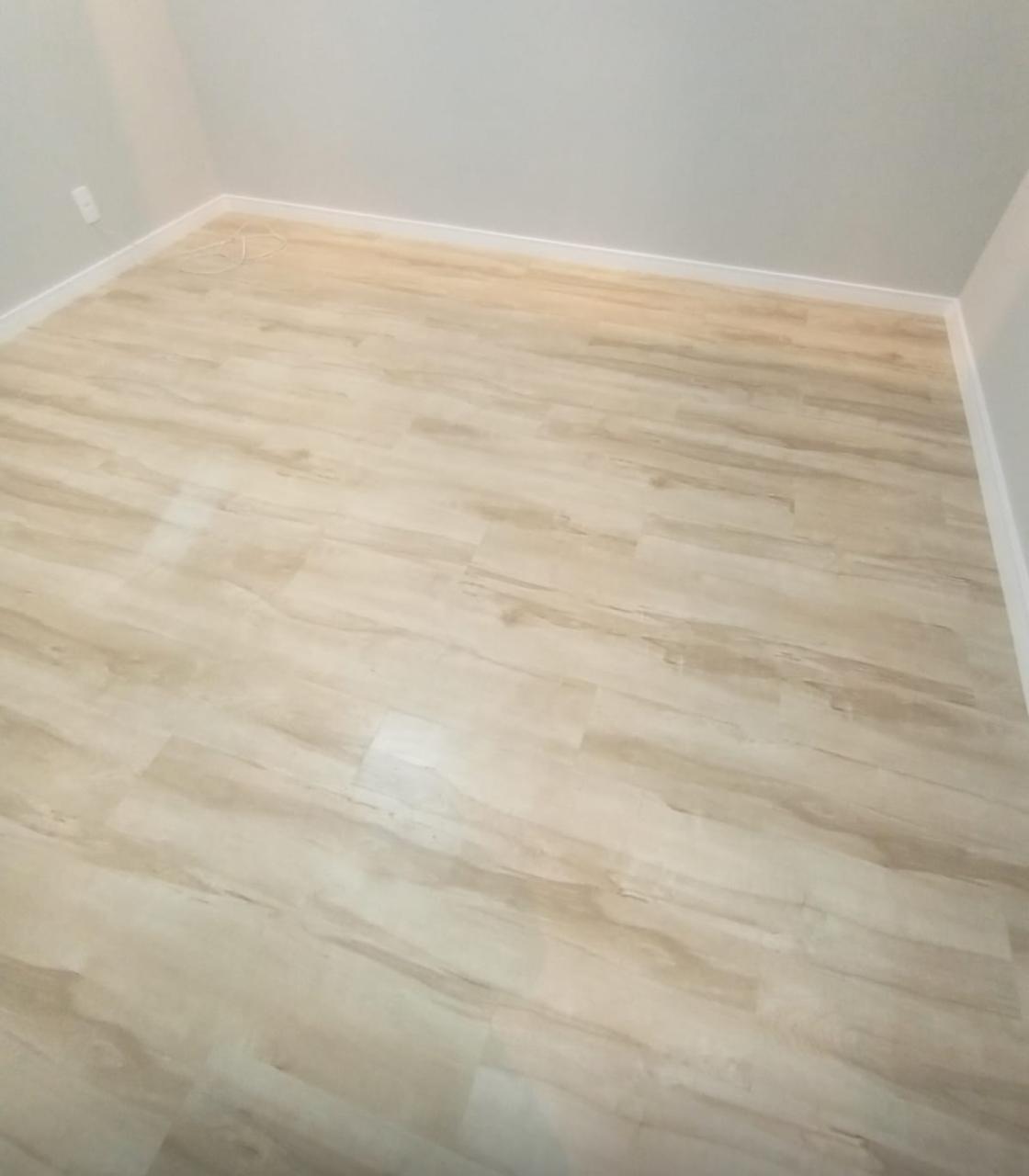 Piso vinílico amadeirado claro instalado em ambiente residencial