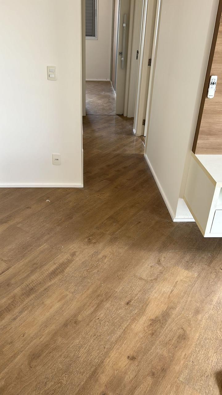 Instalação profissional de piso vinílico cola